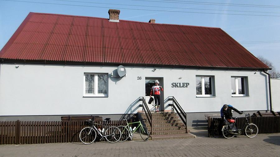 Przerwa przy wiejskim sklepie. Ci co nas znają to wiedzą co Drogbas kupił :)