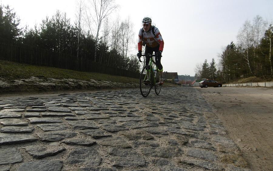 Fragment "Paris - Roubaix". Z jakością asfaltów różnie bywało, ale my to uszosowieni MTBowcy :)