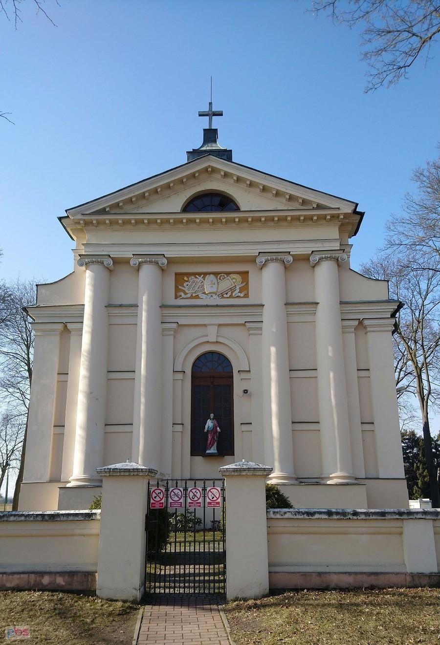 Cechy stylu kalsycystycznego: kolumnada, fronton, tympanon