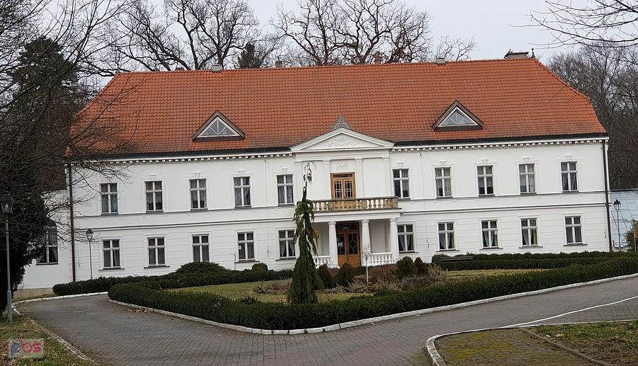 MAŁKOCIN (niem.Mulkenthin) Zabytkowy dwór z pocz. XIX w.