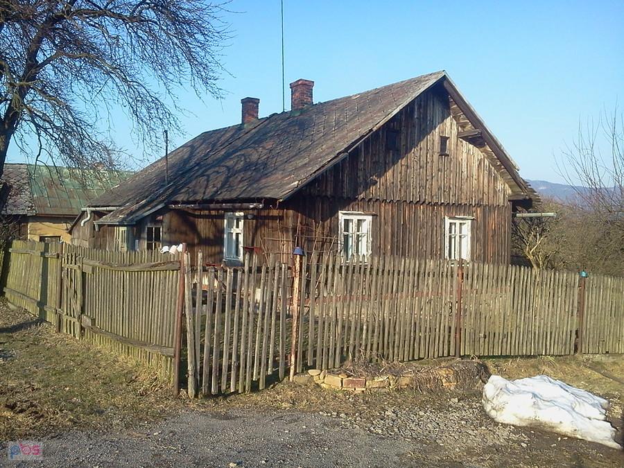 Drewniana chałupa obok