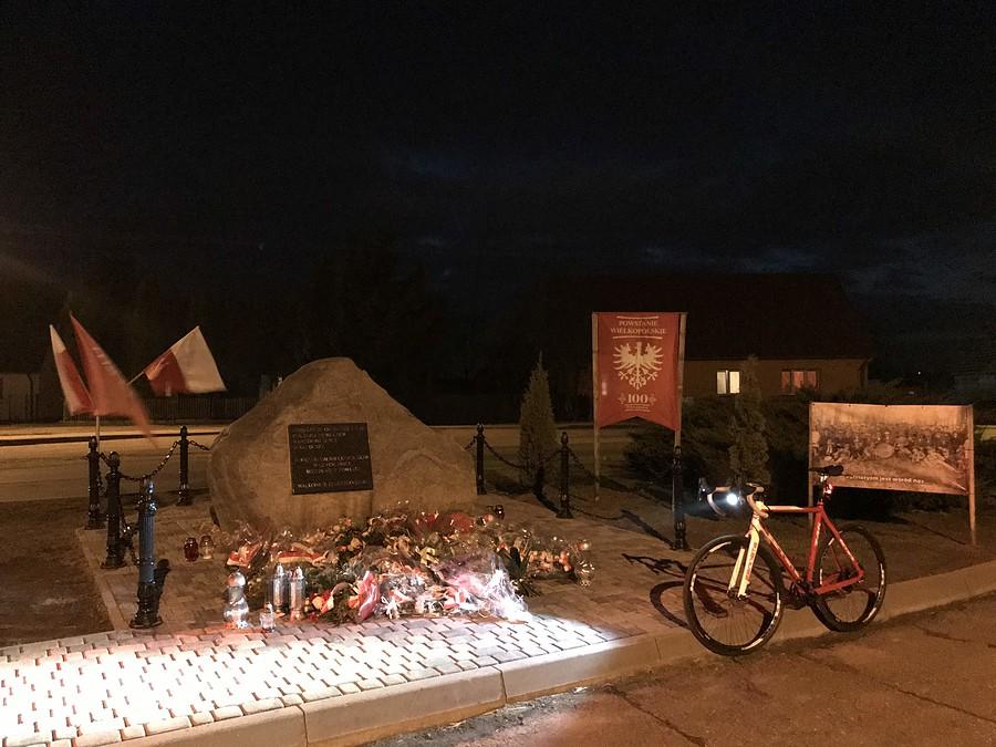 Walkowice - głaz z tablicą ku czci powstańców wielkopolskich