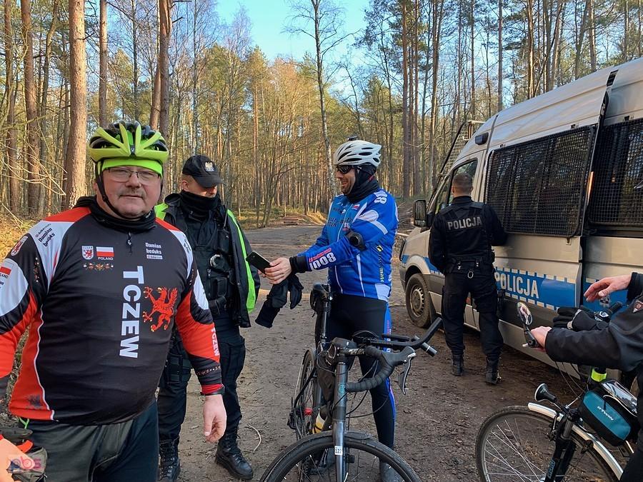 policja co chroni wycinkę lasu