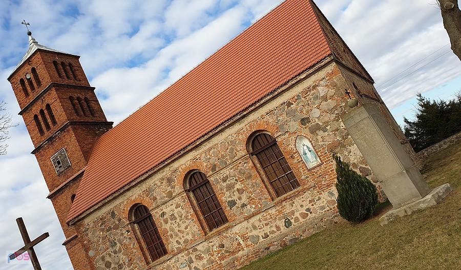 TURZE (niem.Horst)Kościół filialny p.w. Najświętszego Zbawiciela i pomnik poświęcony mieszkańcom wsi poległym w I wojnie światowej.