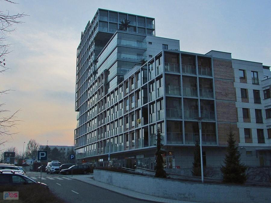 Budynek Imielin I na rogu Dereniowej i Płaskowickiej