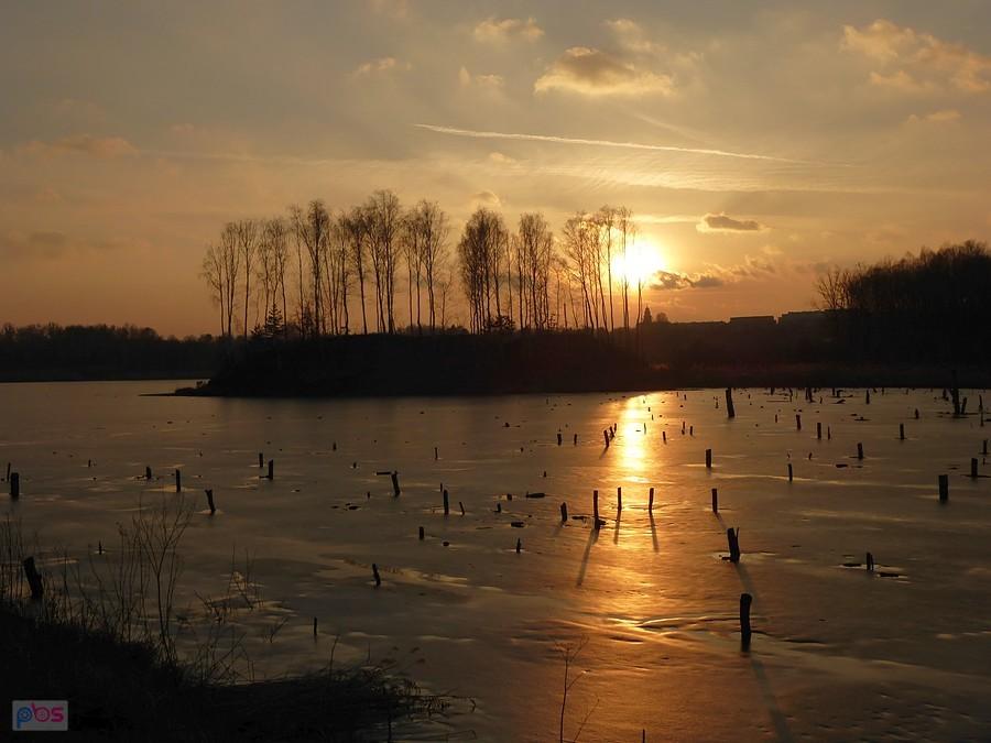 Zachód nad zamarzniętym stawem