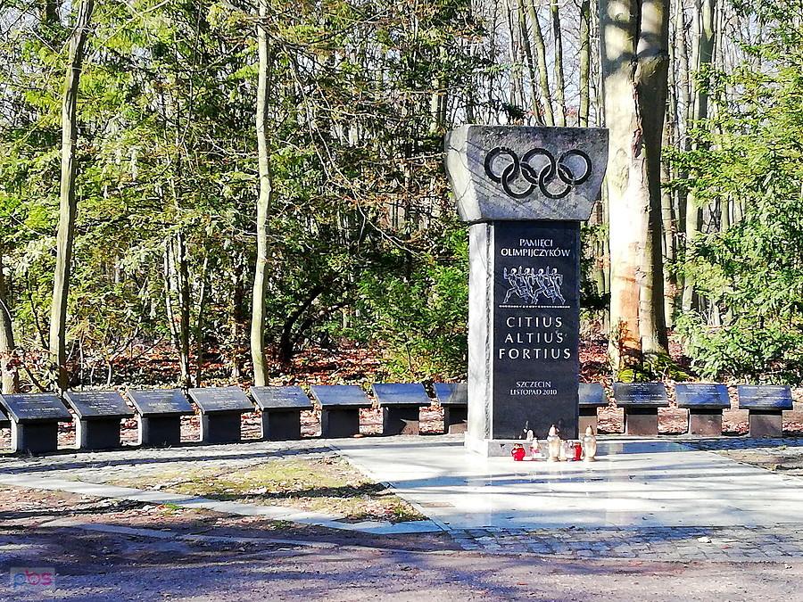 Kącik na cmentarzu poświęcony zmarłym olimpijczykom szczecińskim.
