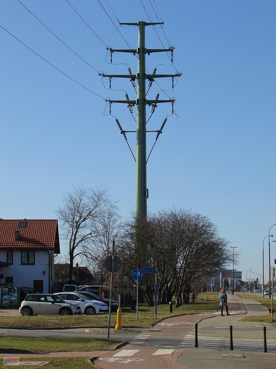 Nowoczesny słup sieci przesyłowej na Pileckiego