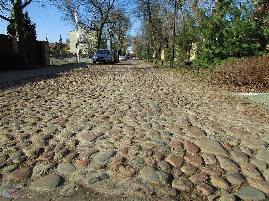 Brukowana uliczka za Wyścigami