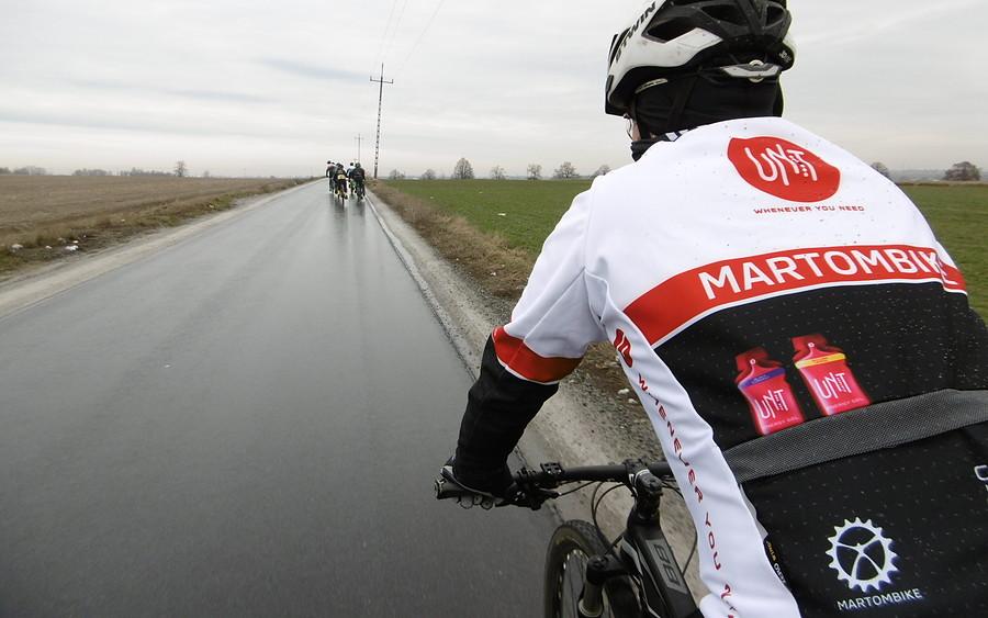Pierwsze km zrobiliśmy po mokrym asfalcie