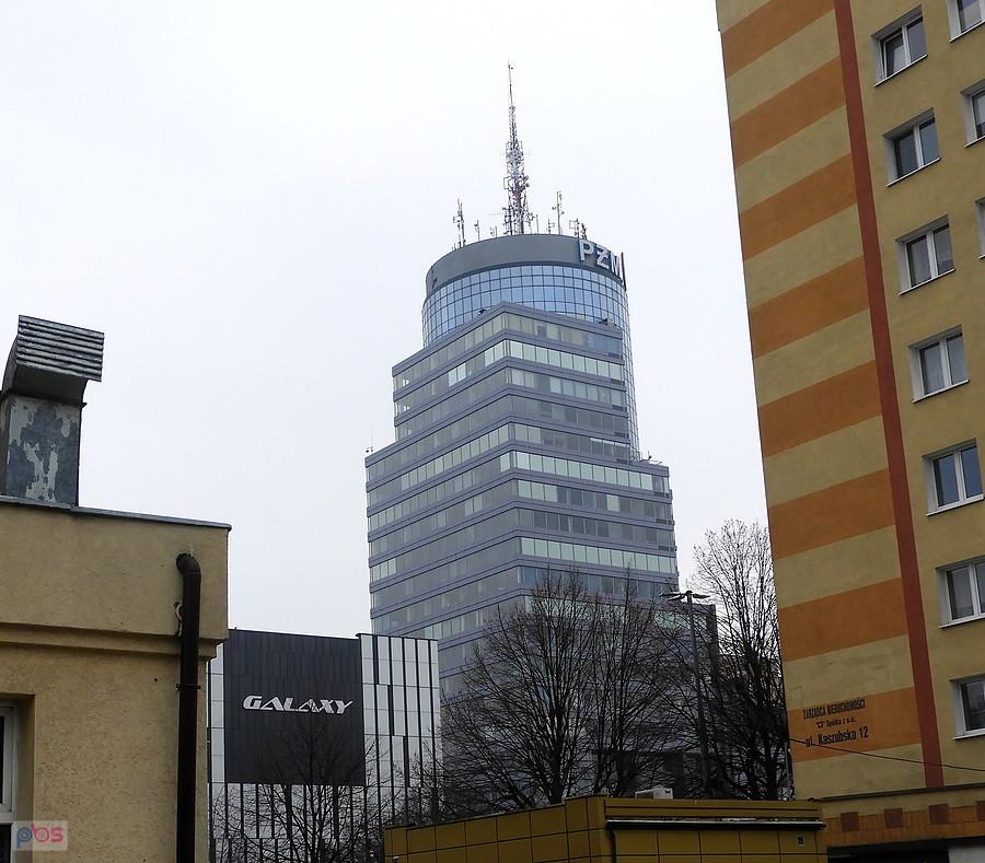 Między budynkami wieża hotelu Radisson.