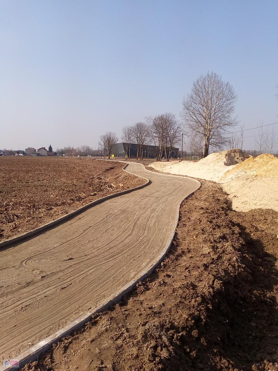 Ddr/chodnik (?)w Kaputach już wyrównana,wiosną pewnie skończą