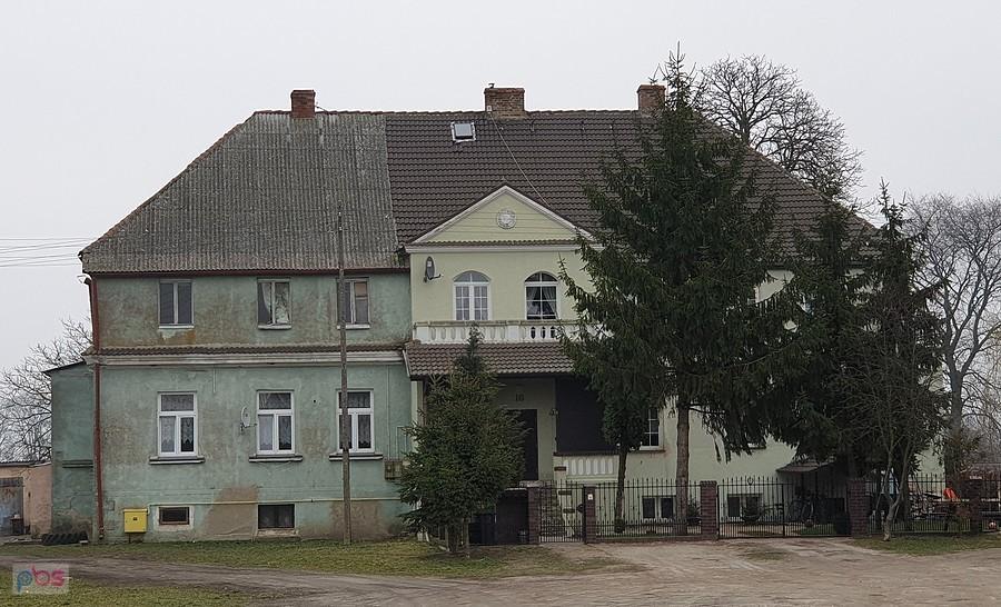 Kurcewo (niem. Krüssow) Dwór zbudowany na początku XX wieku w stylu neobarokowym należący wcześniej do rodziny Schönfeldta
