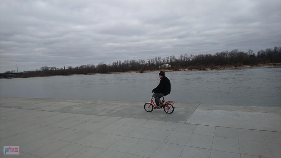 Rowerzysta na Bulwarach Wiślanych