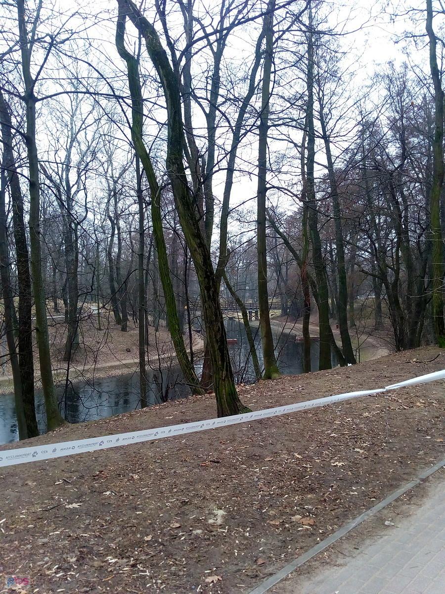 Zagrodzona droga przez park na Forcie Bema
