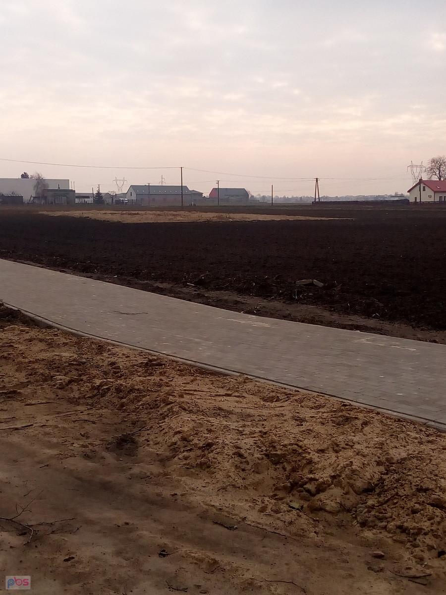 Niestety z kostki... A może to będzie tylko chodnik?