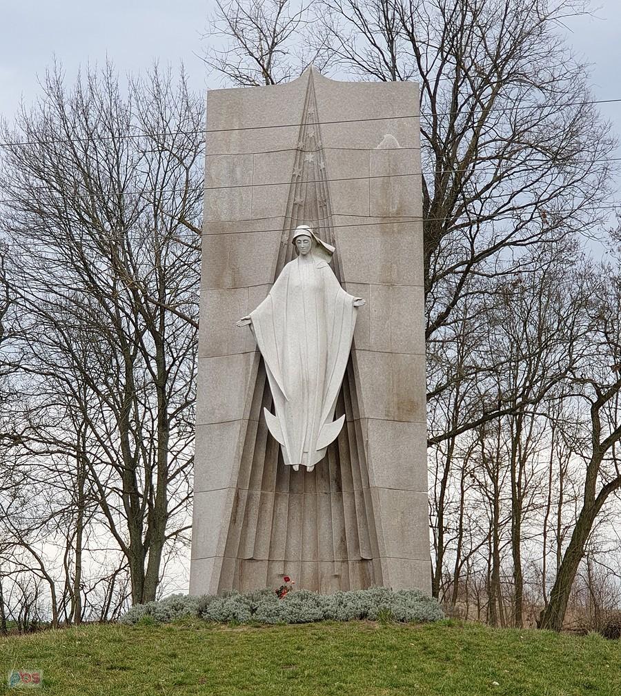 Poczernin (niem. Pützerlin) Figura Matki Boskiej Światłości