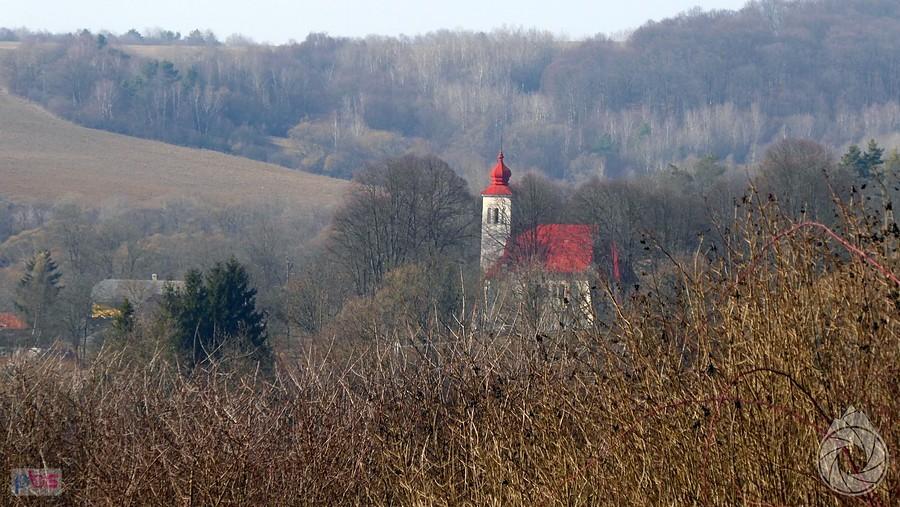 środek niczego i czerwony dach kościoła