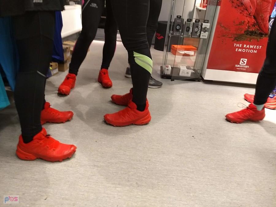 Biegaczom nie przeszkadza, że mają takie same buty