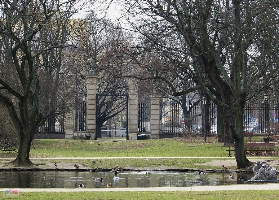 Staw i brama Ogrodu Krasińskich