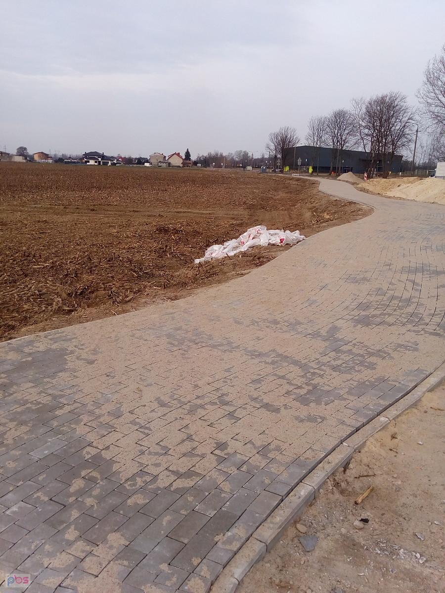 Jest już kostka i to jednokolorowa, więc dalej nie wiem, czy to ddr, chodnik cz 2 w 1