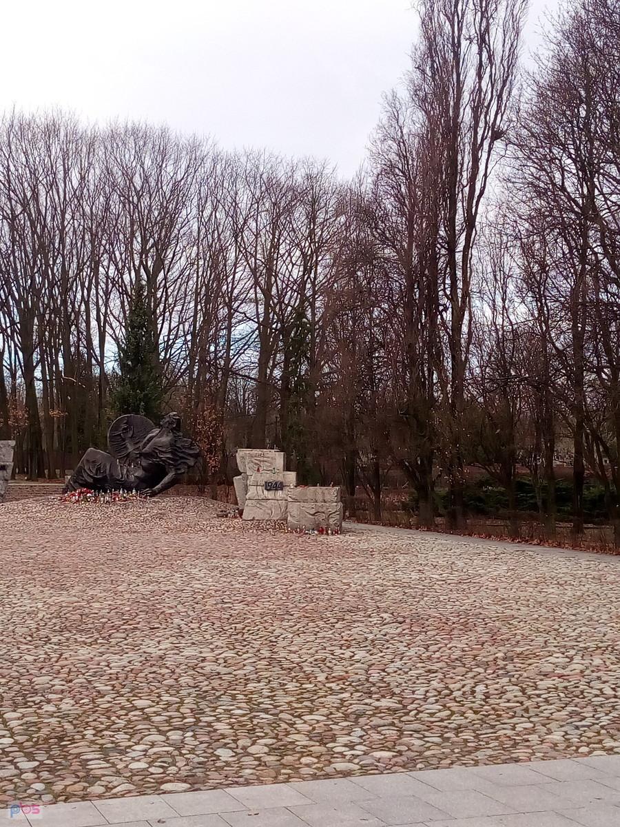 pomnik " Polegli-Niepokonani"