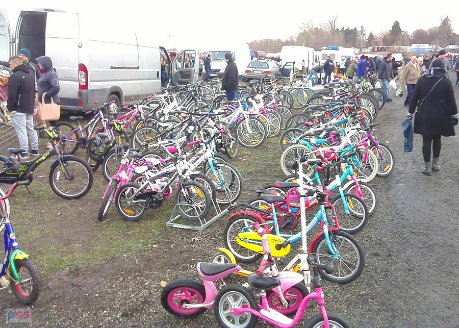 Na cieplickiej giełdzie co kawałek rowery