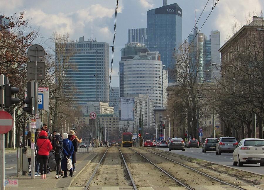 Na przystanku tramwajowym Anielewicza 06
