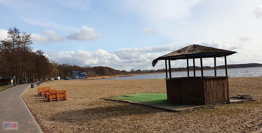 Promenada nad jeziorem Miedwie w Zieleniewie.