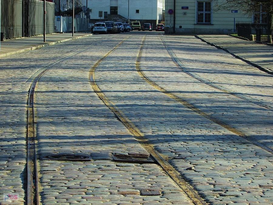 Ulica Nalewki z zachowanym torowiskiem tramwajowym