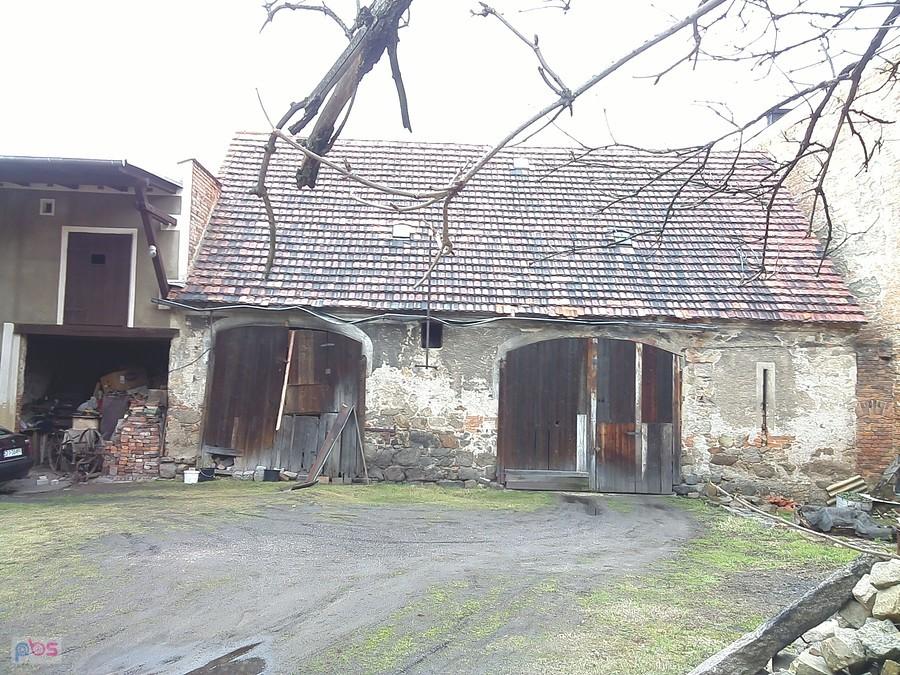 Mój ulubiony budynek w Jeleniej ;)) ewidentnie rolnicze przeznaczenie, po lewej widać jeszcze jakąś reliktową maszynę rolniczą, a to tylko 100 m od galerii i niewiele więcej do ścisłego centrum miasta! :O