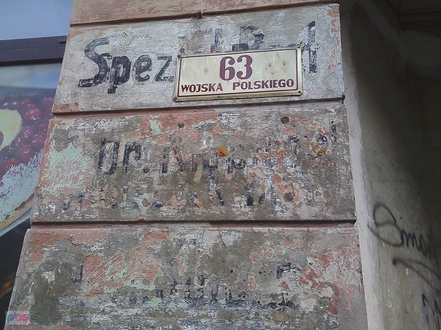 Mijają 74 lata od II WŚ i wciąż sporo budynków nie było kiedy zdegermanizować. I jeszcze taka nazwa ulicy, o ironio losu...