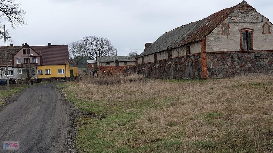 ROGOWO (niem.Roggow) Dwór zbudowany pod koniec XIX wieku w stylu neoklasycystycznym.