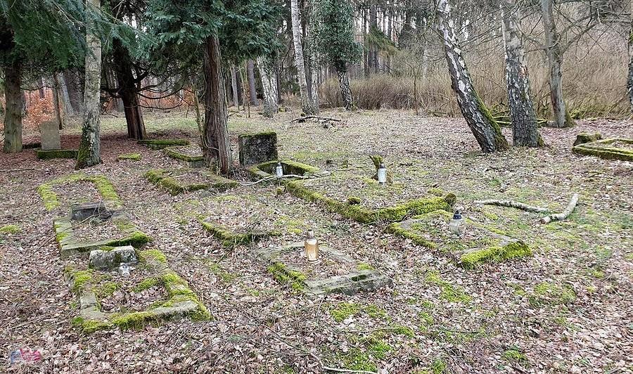 Pątlica (do 1945 niem. Marienwalde) Cmentarz dla leśników.