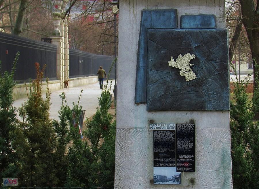 Pomnik przy Ogrodzie Krasińskich upamiętniajacy mur Getta warszawskiego