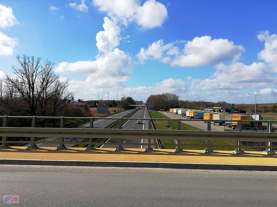 Widok z wiaduktu pod Kołbaskowem - w dole autostrada.