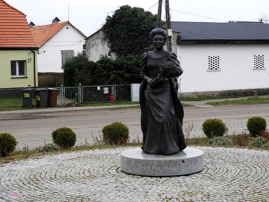 Pomnik Elisabeth von Arnim w centrum Buku.