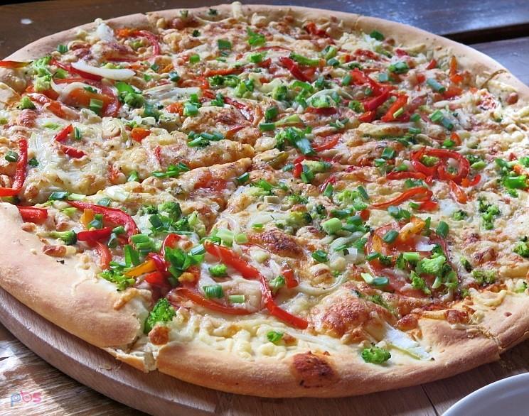Pizza opoczyńska, wegetariańska, zjedliśmy jej połowę