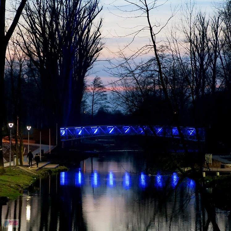 W oddali jest druga kładka - Park Bulwary