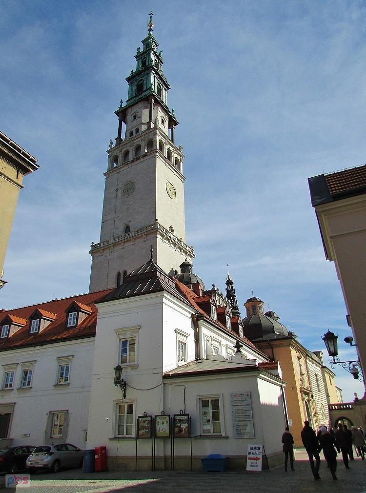Przed budynkiem Pokoi Królewskich na Jasnej Górze