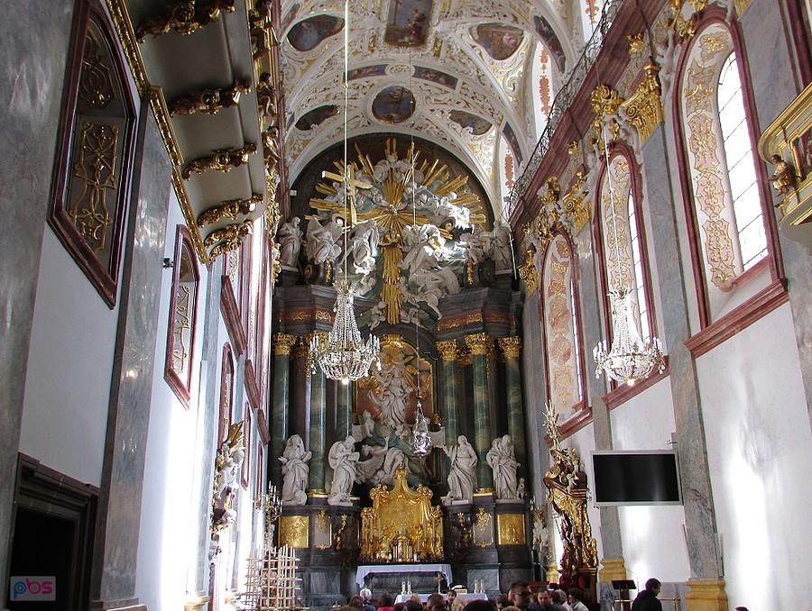 Jasna Góra - prezbiterium bazyliki z ołtarzem głównym