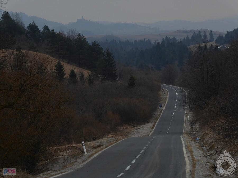 gdzies daleko majaczy Lubowlański zamek