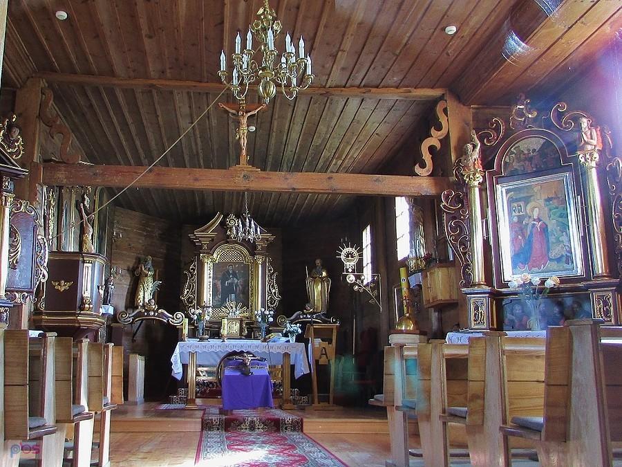 Wnętrze drewnianego kościółka w Zrębicach