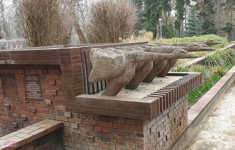 "Ptasia Fontanna" z rzeźbami ptaków autorstwa Kurta Schwerdtfegera.