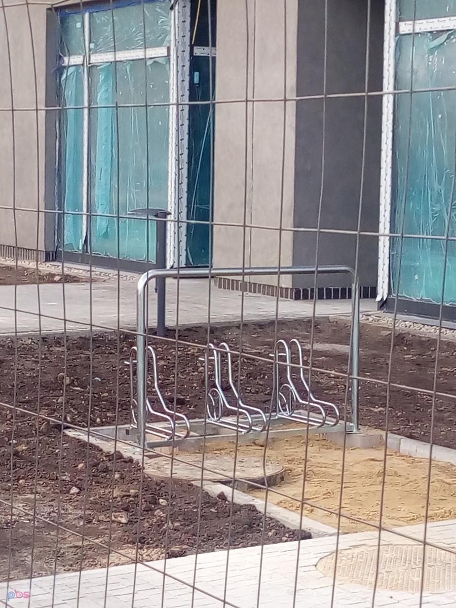 Przejazd przez nowe osiedle przy Lazurowej, przy każdej klatce stojaki dla rowerów