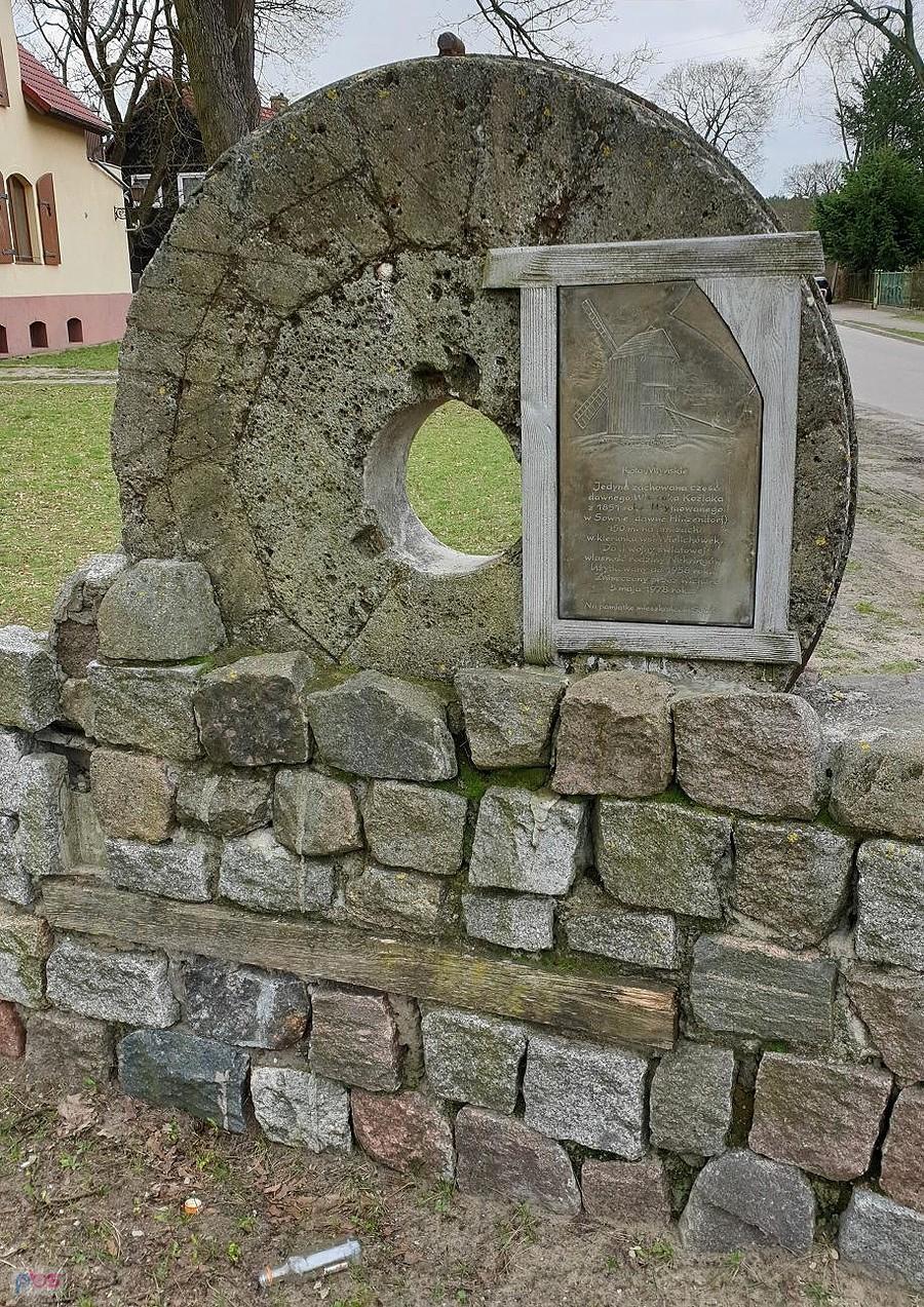 SOWNO (niem.Hinzendorf) Koło młyńskie. Jedyna zachowana do dziś część "wiatraka koźlaka" z 1851 roku zniszczonego przez wichurę w 1978 roku.