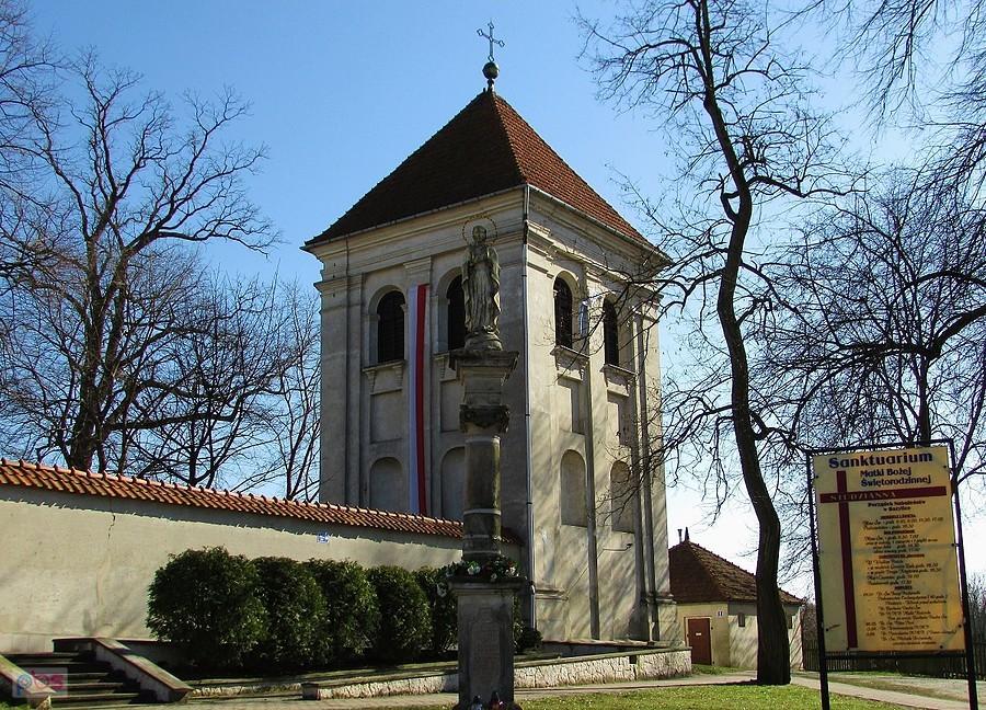 Przy tej dzwonnicy, na spadochronie zaczepionym o drzewo wisiał Franek Dolas