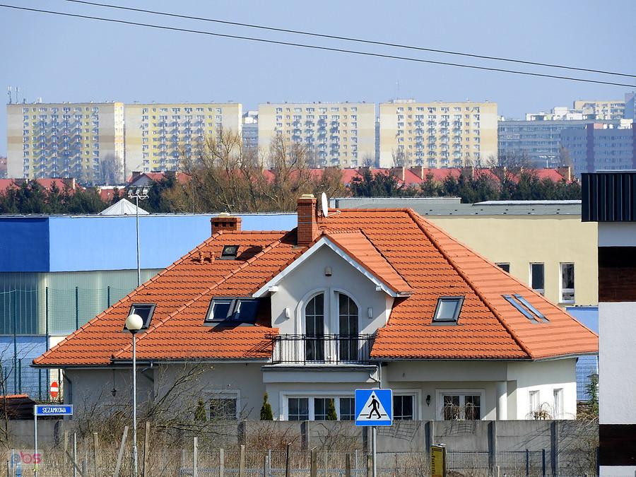 Widok z Mierzyna na szczecińskie bloki mieszkalne.