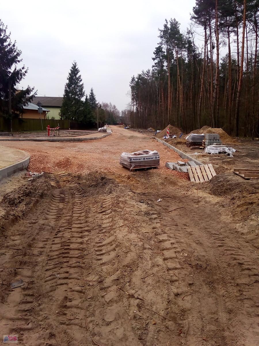 Droga dalej rozkopana, przeniosłam Julcię jak dziecko przez te wertepy
