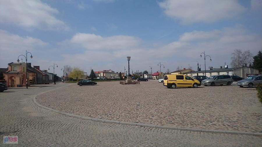 Brukowany rynek w Zakroczymiu